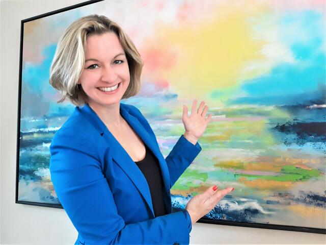 Künstlerin Johanna Schertler zeigt eines ihrer Werke.