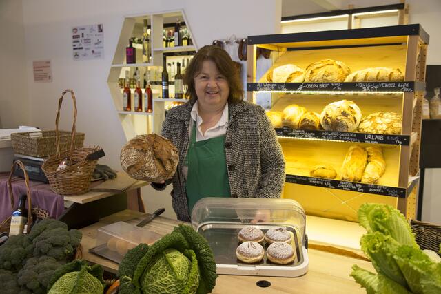 Im Bauernladen Helene gibt es auch frisches Brot. | Foto: Michael Ellenbogen