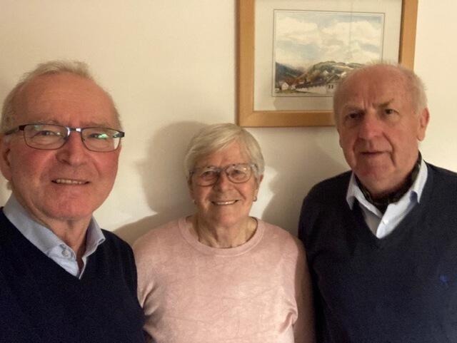 Werner Gradwohl und Hans Binder gratulierten Erna Thrackl zum Geburtstag.  | Foto: Werner Gradwohl