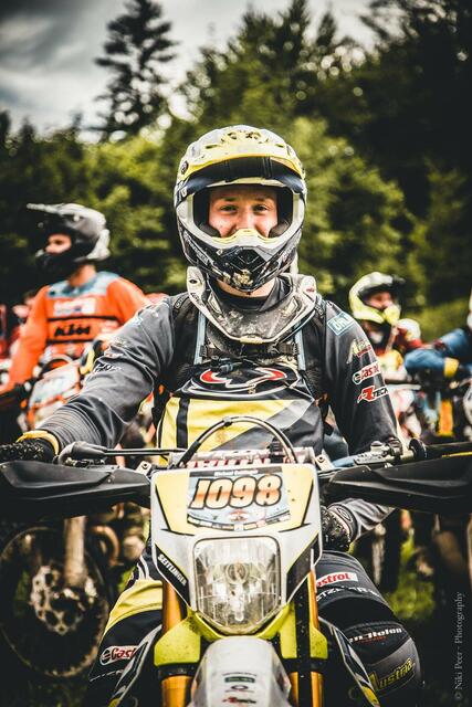 Michael Seitlinger aus Weißpriach muss 2021 altersbedingt von der Junior- in die Open-Staatsmeisterschaft wechseln und startet somit als Rookie in der obersten Enduro-Liga Österreichs. Am Ende des Rennens platziert er sich auf Platz neun – ein Top-Rang für den Rookie in der Profiklasse.