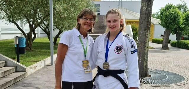 Elena Dengg (re.) aus Mariapfarr, die für den ESV Sanjindo B'hofen – hier im Bild mit Trainerin Marianne Niederdorfer – kämpft, sichert sich erst im kroatischen Porec das Ticket für die U18-Europameisterschaft; und dann, beim U18-Europacup in Teplice (CZE) gewinnt sie die Goldmedaille. | Foto: ÖJV/Sanjindo