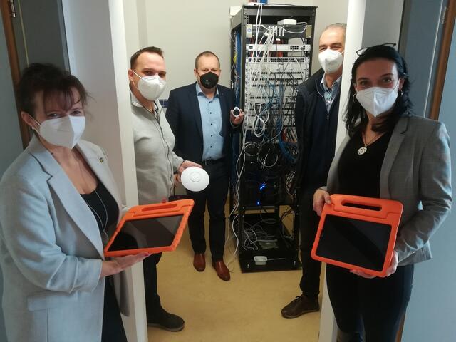 Bürgermeisterin Brigitte Ribisch, Volksschul-Direktorin Brigitte Hipfinger, Reinhard Holzer von der Bürotechnik Holzer sowie Vizebürgermeister Georg Eigner und Lehrer Peter Luksch freuen sich über einen weiteren Schritt in eine modernere und sicherere Unterrichtswelt mit neuen Digitalisierungsmaßnahmen. | Foto: Stadtgemeinde Laa