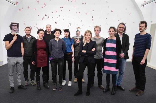 Kulturstadträtin Doris Lang-Mayerhofer (im Vordergrund) mit Kulturdirektor Julius Stieber (2. v. re.) und ehemaligen "Salzamt-Künstler:innen". | Foto: Stadt Linz