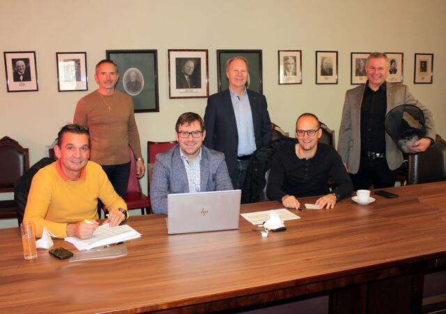 Große Schlussverlosung im Gemeindeamt in Gresten: Andreas Dienstbier (GWG), Bürgermeister Franz Faschingleitner (Reinsberg), Johannes Wolmersdorfer (GWG), Bürgermeister Erich Buxhofer (Gresten-Land), Walter Unterberger (Obmann GWG) und Bürgermeister Harald Gnadenberger (Gresten) | Foto: Reinhold Kefer