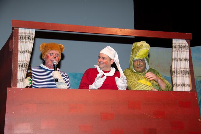 Klaus Zlanabitnig (li.) als Petzi Bär im Kasperltheater beim Millstätter Fasching. | Foto: Manfred Schlögl