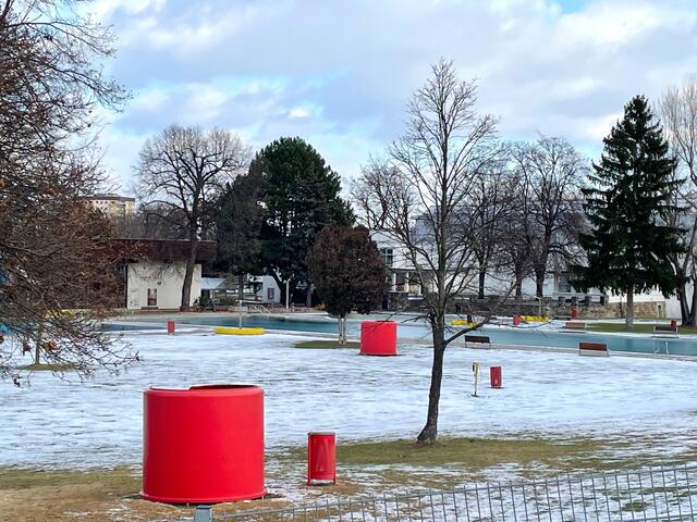 Im Schwimmbad ist der Winter noch zu sehen. | Foto: Necker