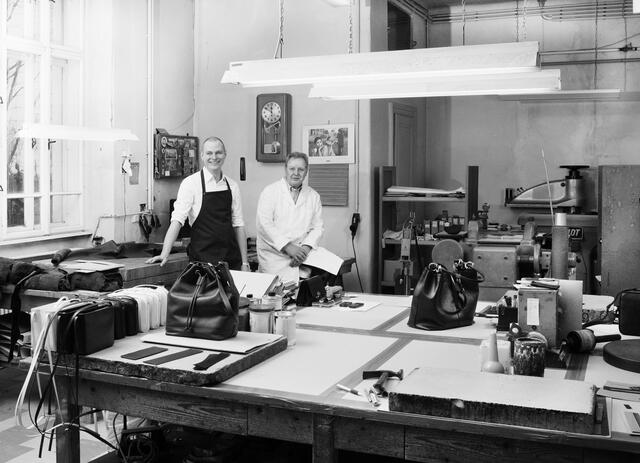 In der Werkstatt in der Kaiserstraße: Alexander Rippka (links) mit seinem Vorgänger Albert Pattermann. | Foto: A. Rippka