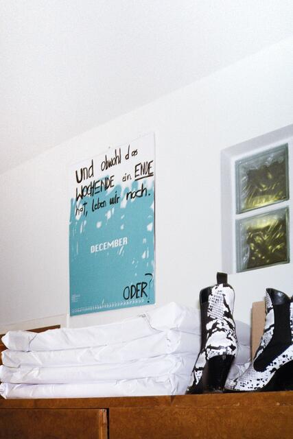 This Time Tomorrow hat ein Format von 42 cm Breite und 61 cm Höhe. | Foto: LNR