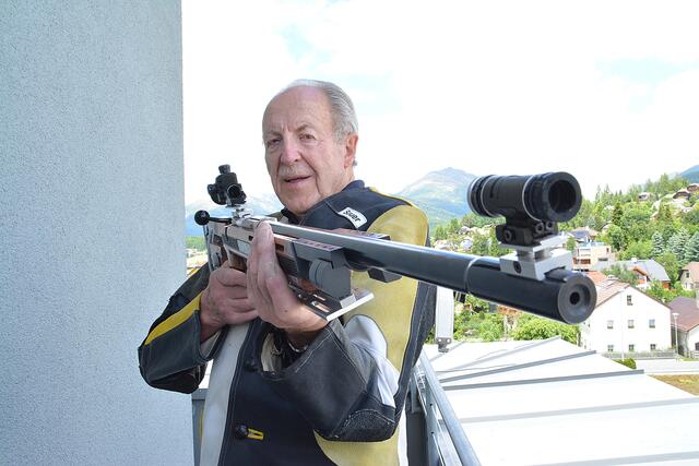 "Erster, ja freilich“, antwortet Sportschütze Vinzenz Dröscher, als wir ihn fragen, was er geworden ist. Der Tamsweger schießt sich zum Landesmeister 2021 der Altersklasse "Senioren III" auf 100 Meter im Kleinkaliber; außerdem wird er Senioren-III-Landesmeister auch über die 50 Meter. | Foto: Peter J. Wieland