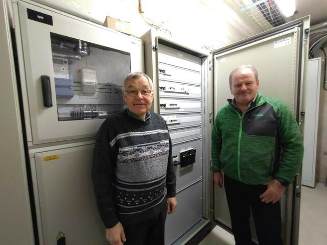 Franz Strohmer und Eduard Köck vor der zentralen Schaltstelle der gemeindeeigenen Stromversorgung. | Foto: Martkgemeinde Thaya