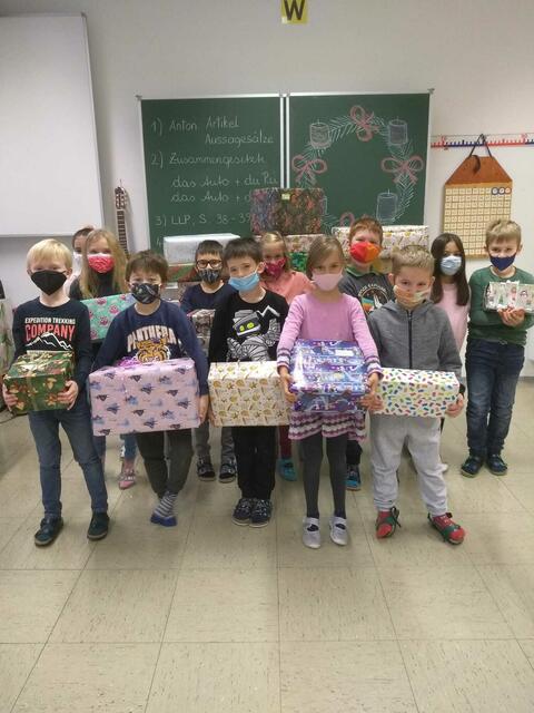 Die Roppener Knirpse haben für Moldawien zahlreiche Pakete geschnürt. | Foto: VS Roppen