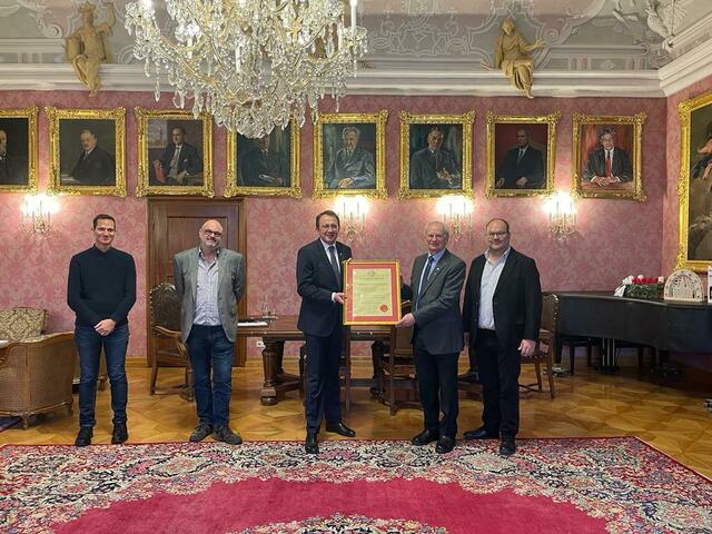 Peter Eigelreiter (Leitung Gesundheit, Soziales und Umwelt d. Stadt St. Pölten) , Karl Langer (Emmaus-Geschäftsführer) , Bgm. Matthias Stadler, Karl Rottenschlager (Gründer der Emmausgemeinschaft) und Peter Hirsch (Emmaus-Geschäftsführer) | Foto: Emmausgemeinschaft St. Pölten/Stadler