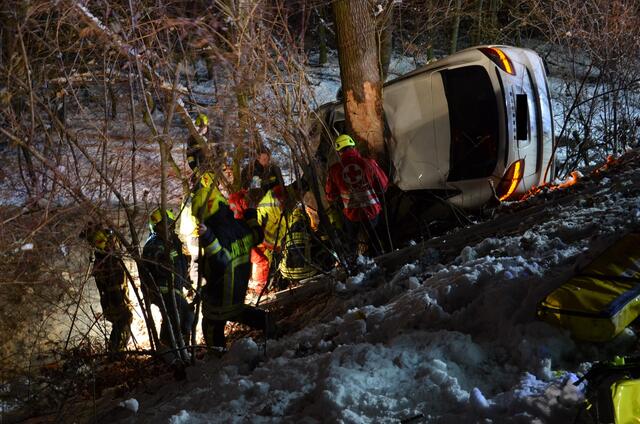 Schwere Bergung des verunfallten Fahrzeuges | Foto: Foto: FF Wilfersdorf/FF Katzesldorf