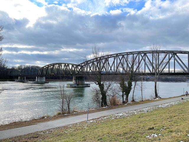 Die Eisenbahnbrücke ist eine gute Orientierungshilfe für die Länge der Wegstrecke. | Foto: Necker