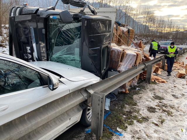 Der Fahrer des Lkw erlitt Verletzungen unbestimmten Grades. Der Verkehr war für 45 Minuten gesperrt  | Foto: ZOOM-Tirol