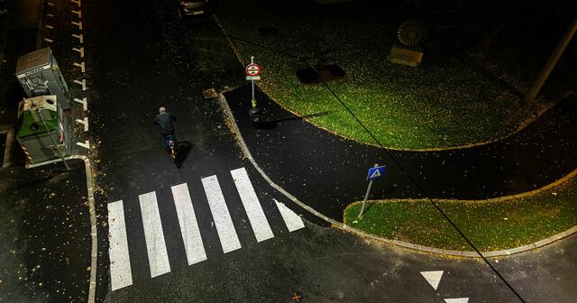 Mehr Licht sorgt für bessere Sichtbarkeit an Übergängen. So sieht man auch dunkel gekleidete Fahrradfahrer besser. | Foto: Stadt/A. Killer