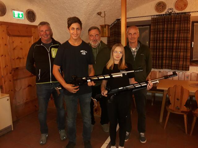 Schützenmeister Johann König, Alexander Gruber, Oberschützenmeister Kurt Pritz, Selina Mayrhofer, Schützenmeister Johannes Wind. | Foto: Walter GRAGGABER