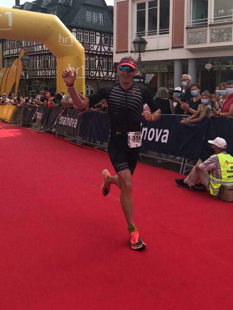 Roland Mühlbacher aus Tamsweg finisht den Ironman Frankfurt. Der Mann der Tri-Union Lungau schafft es am Ende als Dritter seiner Altersklasse auf das Podest; gesamt wird Mühlbacher 38. aus rund 1.100 Startern und qualifiziert sich damit auch für die Weltmeisterschaft.