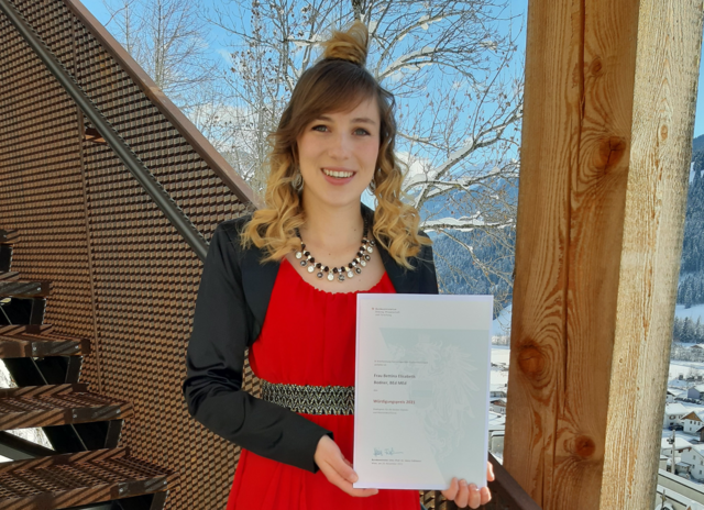 Bettina Bodner mit der Urkunde des Würdigungspreises des BMBWF für studentische Spitzenleistungen. | Foto:  Bettina Bodner