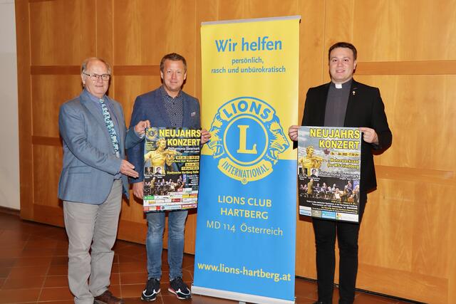 Dirigent Alois Lugitsch, Lions-Präsident Stefan Jagerhofer und Kaplan Elias Kraxner laden zu den Neujahrskonzerten ein. | Foto: Alfred Mayer