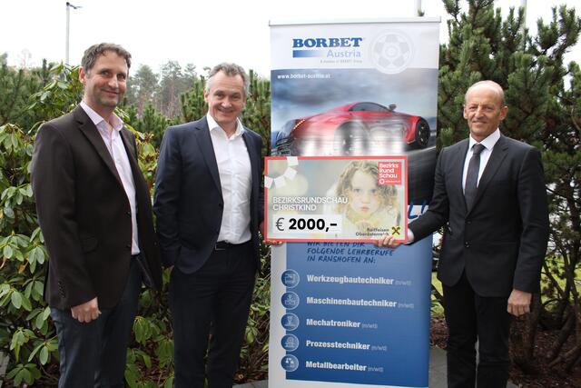 Christian Sporrer, Personalleiter Borbet, Helmuth Huber, Geschäftsführer Borbet, und Gerhard Pichlmair, Geschäftsstellenleiter BezirksRundSchau Braunau, bei der Spendenübergabe. | Foto: Ebner