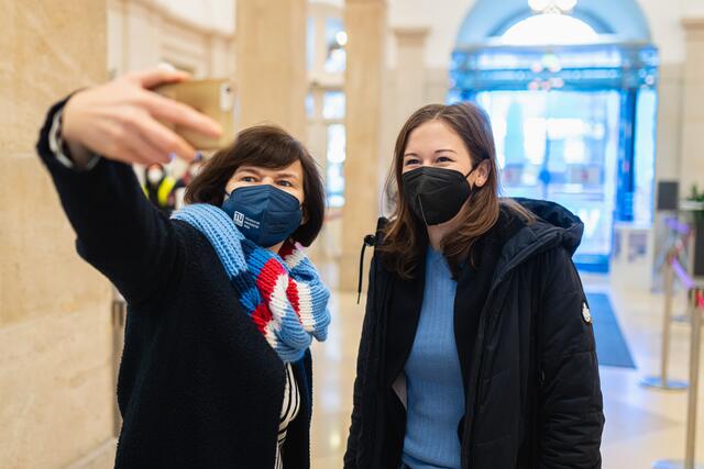 Ein Selfie mit der Impfkoordinatorin der TU Wien, Bettina Neunteufl. | Foto: BKA