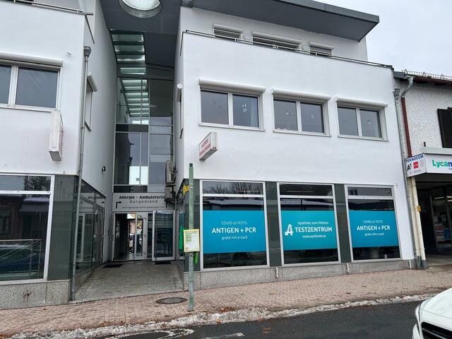 Die Apotheke zum Mohren eröffnete in der Spitalstraße 1 ein neues Corona-Testzentrum.  | Foto: Apotheke zum Mohren