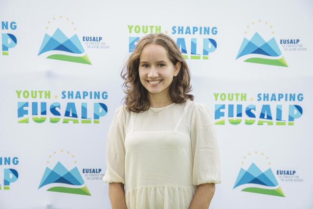 Leandra Kreisser (18) aus Bad Häring vertritt das Land Tirol als Mandatarin des EUSALP-Jugendrates. | Foto: Blickfang/Julia Türtscher
