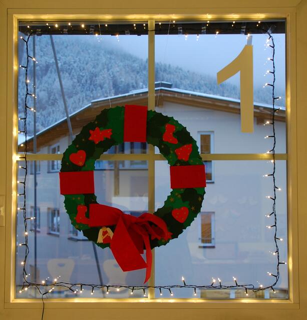 An der VS Roppen werden die Fenster zum Adventkalender umgestaltet. | Foto: VS Roppen