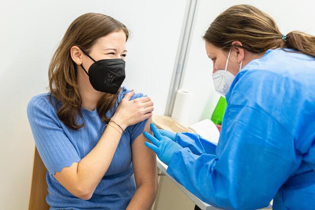 Claudia Plakolm holte sich an ihrem Geburtstag den dritten Stich. | Foto: BKA