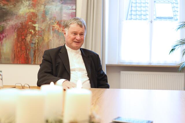Bischof Manfred Scheuer: "Die Corona-Pandemie setzt uns allen zu: Zahlreiche Menschen sind an Covid19 gestorben, die vollen Intensivstationen, das vielfach belastete Gesundheitspersonal. Viele Menschen sind besorgt, weil sich die Stimmung aufgrund der Maßnahmen immer mehr hochschaukelt."