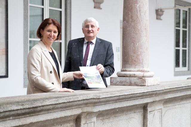 Gemeinde-Landesrätin Michaela Langer-Weninger und der Präsident des OÖ Gemeindebundes Hans Hingsamer haben die Zukunft der Gemeinden fest im Blick. Der Kommunale Zukunftsbericht 2021 zeigt auf, welche Aufgaben, Chancen und Herausforderungen es auf kommunaler Ebene gibt.


 | Foto: Land OÖ/Sabrina Liedl