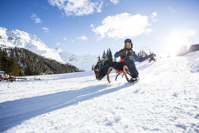 Eine rasante Rodelpartie ist eine sportliche Aktivität für Groß und Klein. | Foto: Kaunertaler Gletscher/Daniel Zangerl