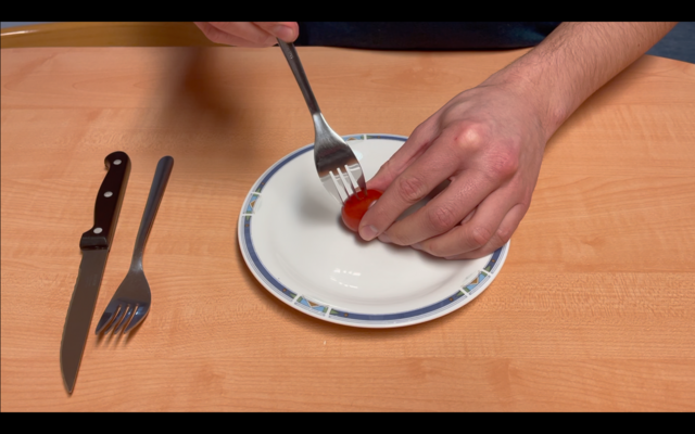 Mit diesem Trick schneidest du die Tomate gleichmäßig, wie ein Profi. | Foto: Weiss