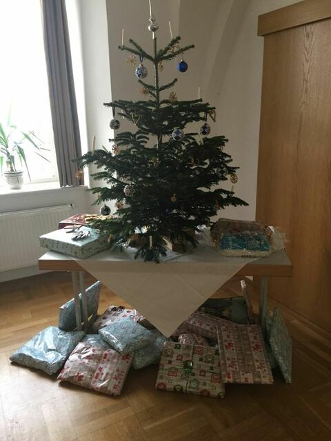 Alle Teilnehmer erhalten nach der Andacht Geschenke. | Foto: Vinzenzgemeinschaft St. Josef