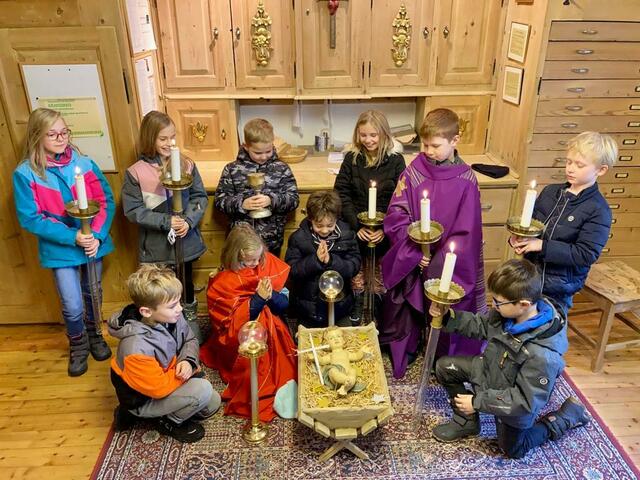 Im Religionsunterricht wurde auch die Krippenszene inszeniert. | Foto: Fotos: VS Roppen