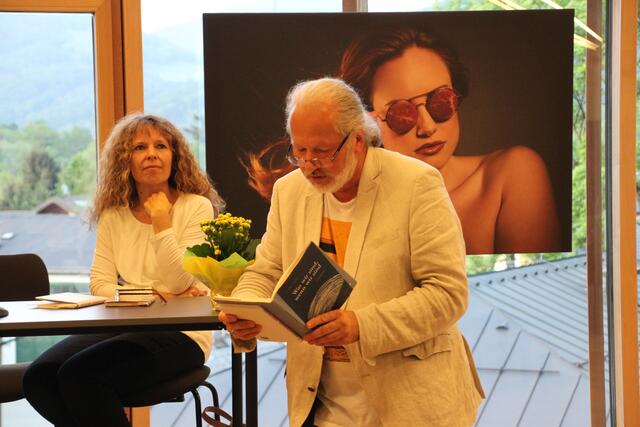 Christoph Janacs (rechts) bei einer Lesung mit der Schriftstellerin Birgit Müller-Wieland (links) in Anif. | Foto: Wolfgang Schweighofer