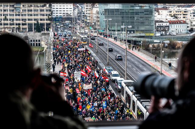 Rund 4.000 TeilnehmerInnen demonstrierten am Mittwoch erneut gegen die Corona-Politik. | Foto: Fotokerschi.at/Kerschbaummayr