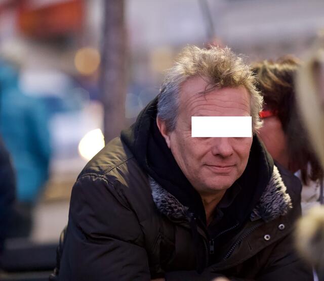 Gleich nachdem dieses Foto entstand, zeigte der Mann, der zuvor noch an der Maske des Fotoreporters zerrte den Mittelfinger. Tolles Demo-Publikum 👎🏻