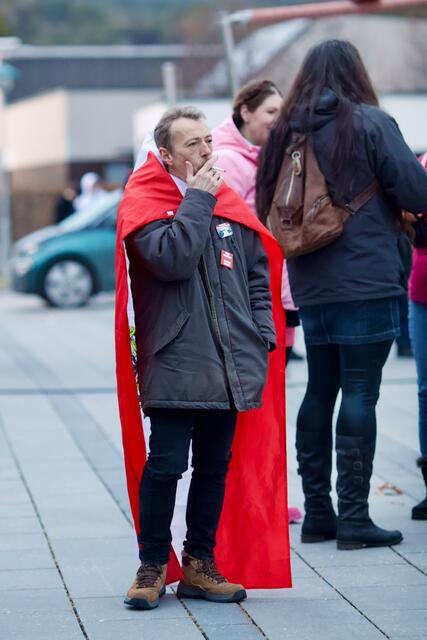 Ein chilliger Michael Reiterer vor der Kundgebung.