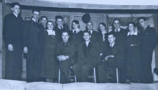 Theatergruppe Enzenkirchen feierte 1936 gemeinsam Silvester. Der Brauch des Silvesterschießens entspringt dem Raunachtsbrauch der Lärmabwehr. | Foto: O. Voglmayr