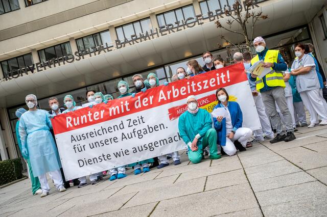 Protestaktion vor dem Krankenhaus der Barmherzigen Brüder in Linz. | Foto: Team Fotokerschi.at/Kerschbaummayr