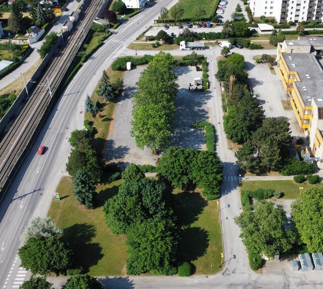 Ein idealer Platz für die neue Bewegungsarena ist am Hans Czettel-Platz 2 im Bereich des Stadtamtes Ternitz bereits gefunden. | Foto: Stadtgemeinde Ternitz/Robert Unger
