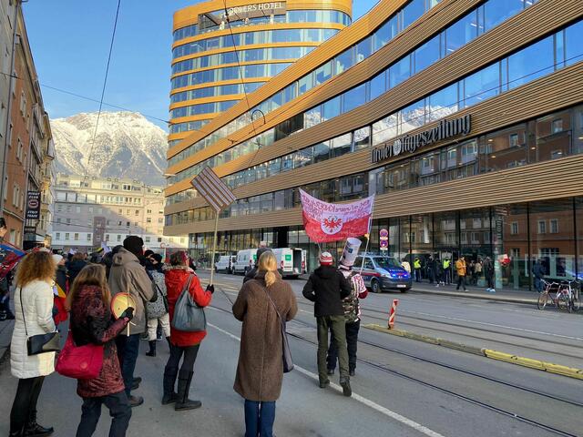 Kundgebungsteilnehmer vor der Tiroler Tageszeitung: "Lügenpresse" | Foto: zeitungsfoto.at