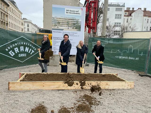 Der Spatenstich war ein Erfolg. 2023 steht ein neues Schulgebäude in der Dreyhausenstraße | Foto: Patricia Hillinger