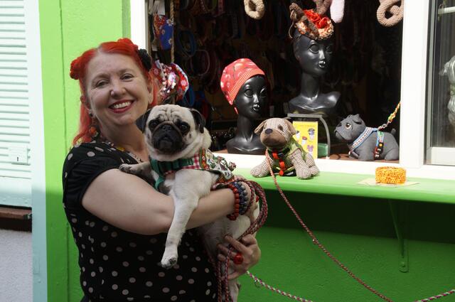 <f>Karin Bergmayer</f> mit ihrem Mops Lola vor ihrem Stand.