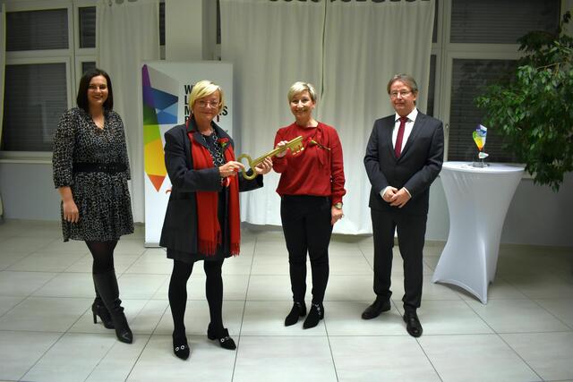 Alt-Bürgermeisterin Ingrid Salamon übergab den Stadtschlüssel von Mattersburg an Neo-Bürgermeisterin Claudia Schlager. | Foto: Stadtgemeinde Mattersburg