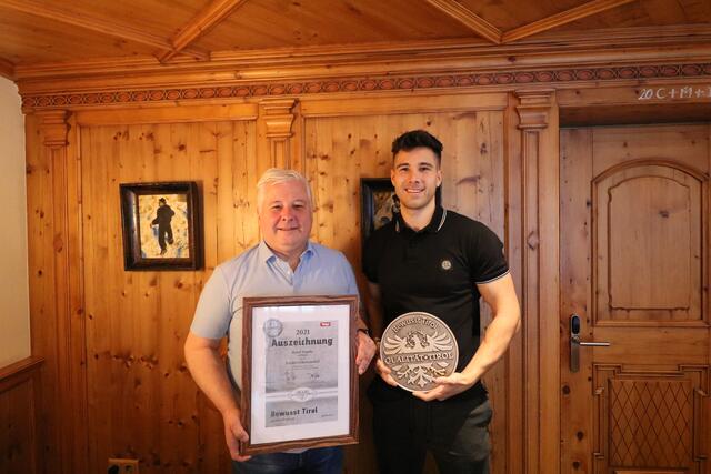 Im Hotel Traube in Pfunds darf man sich ebenfalls über die Auszeichnung "Bewusst Tirol" freuen: Harald und Fabian Fuchs (v.li.). | Foto: Hotel Traube