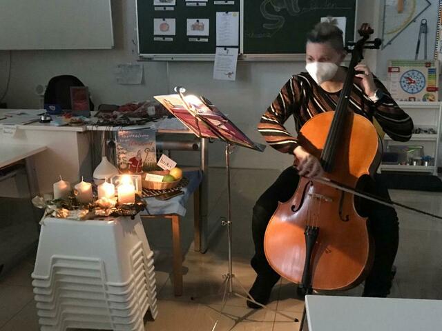 Cellistin Susanne Nagele intonierte Weihnachtslieder. | Foto: VS Roppen