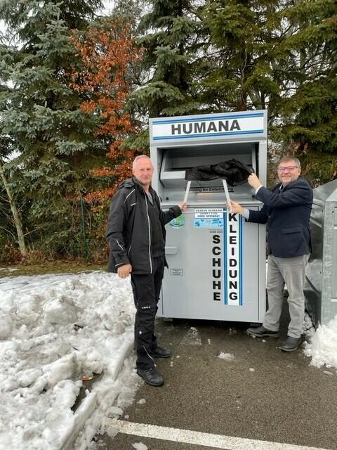 Vorstandsmitglied Bgm Hermann Fischer. Bei der Übergabe des Containers
